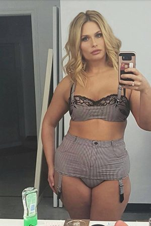 Quand les nuits s’allongent Salma - rencontre-Milf-Caen